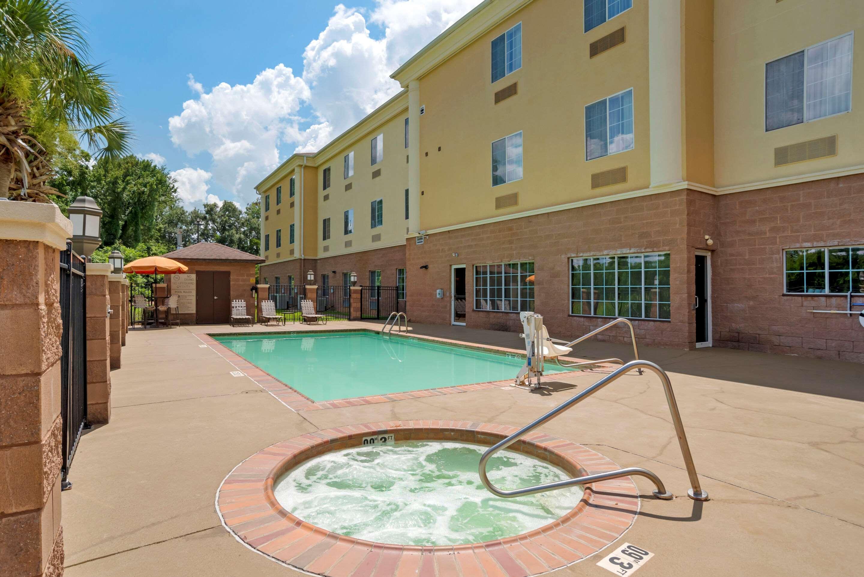 Comfort Suites Alexandria Exterior photo