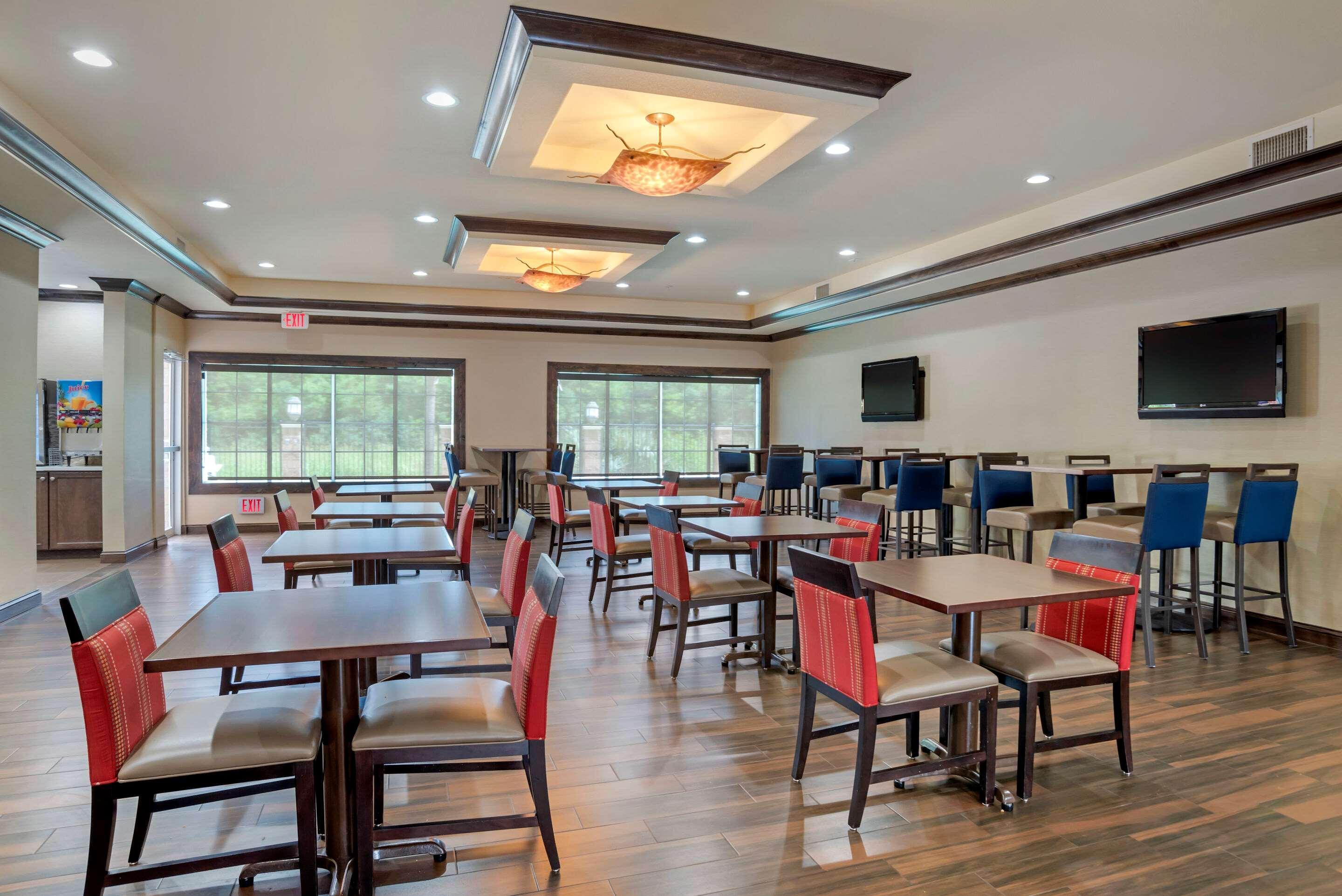 Comfort Suites Alexandria Exterior photo