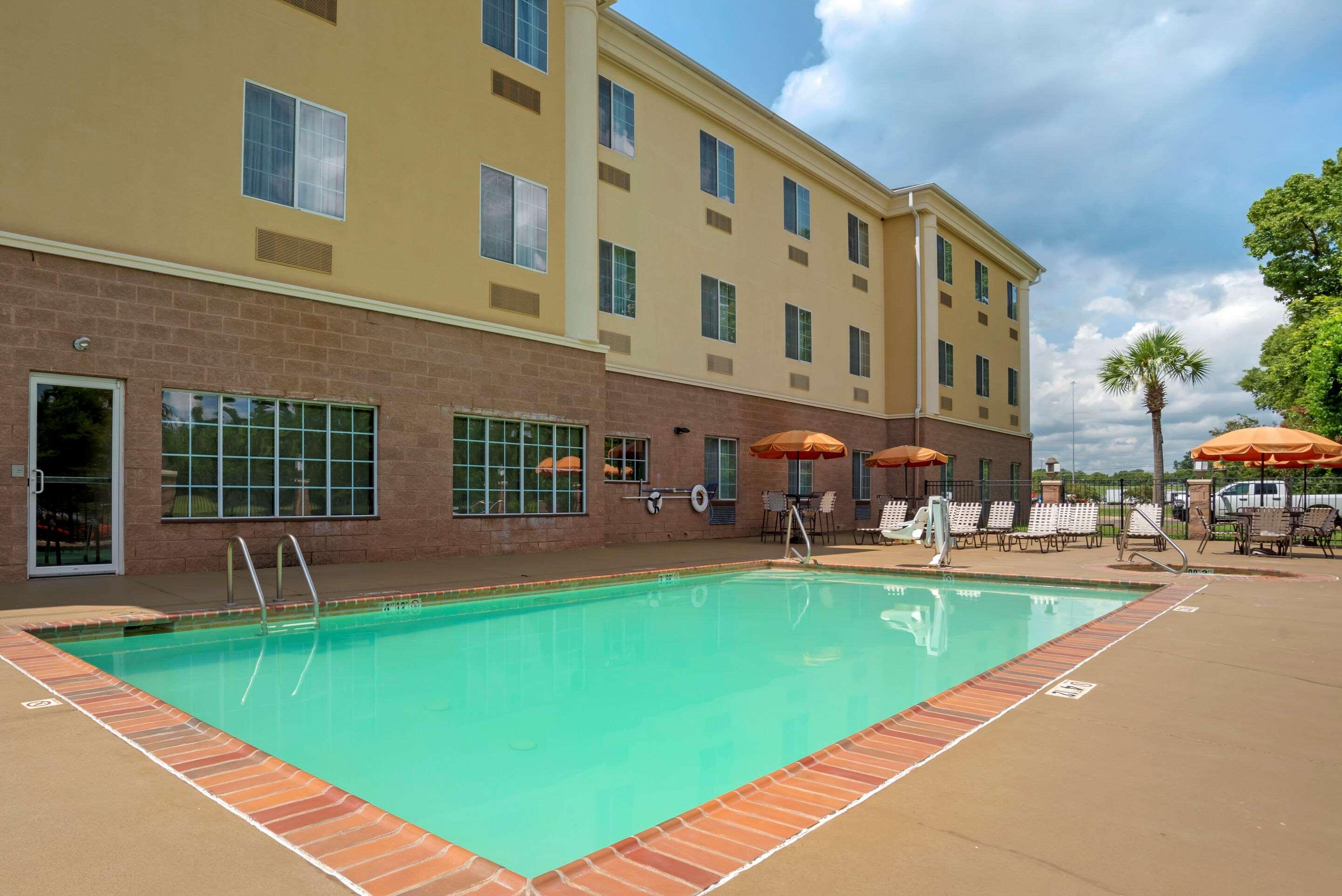 Comfort Suites Alexandria Exterior photo